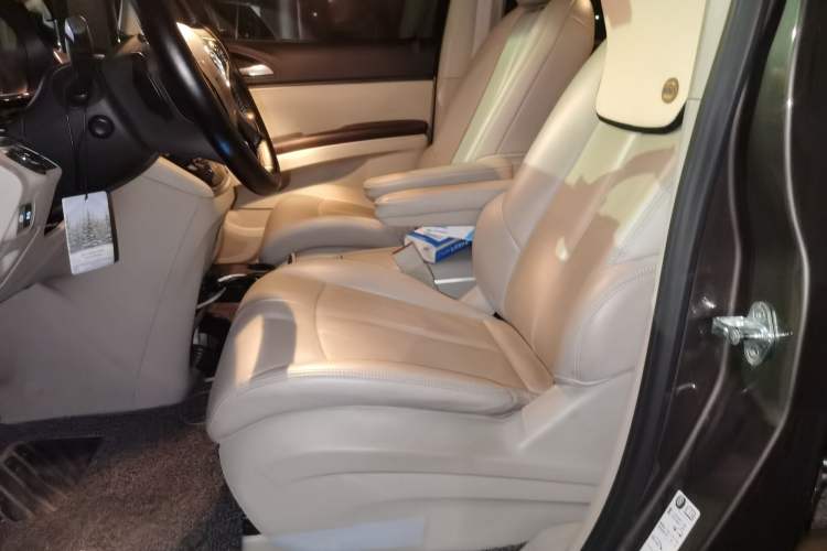 Used Buick GL8 2023 Land Executive Class Comfort Model