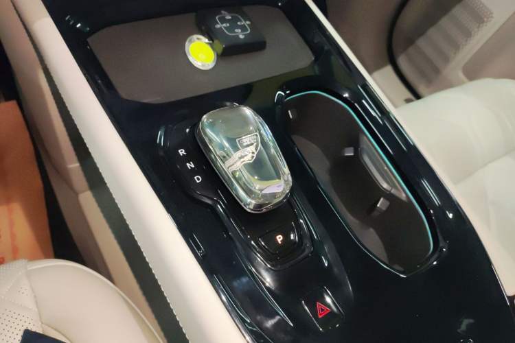 Used Volvo EM90 2025 Ultra Six-Seater
