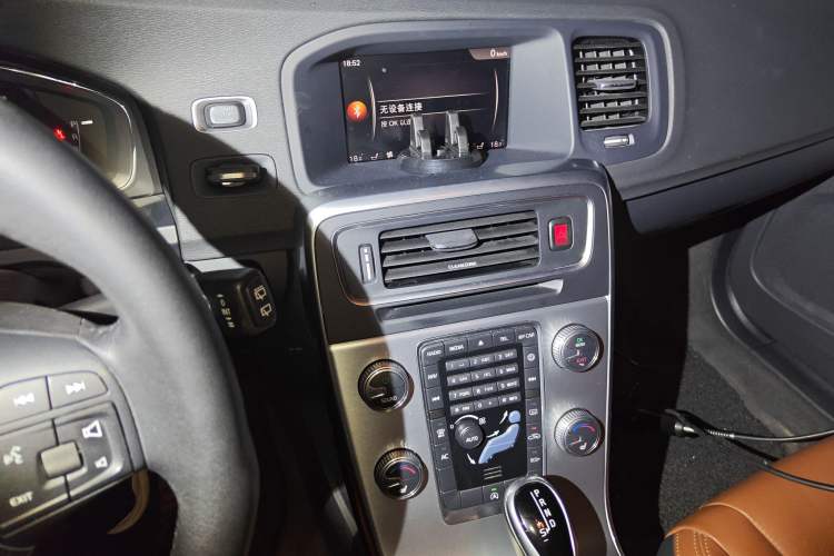 Used Volvo V60 2017 T5 Zhiyi Edition China V Standard Audio And AC Panel