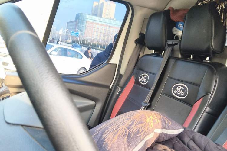 Used Ford Transit 2019 2.0T Diesel Van Mid-Chassis Mid-Roof 3-Seater China VI Standard
