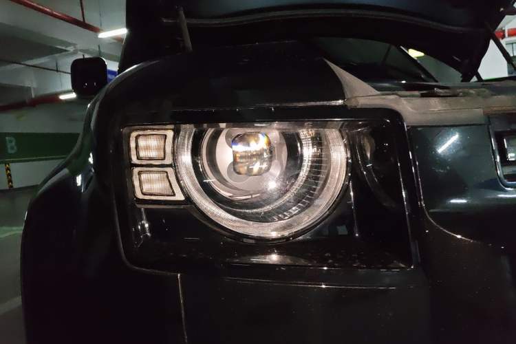 Used Land Rover Defender 2025 110 3.0T P400 X-Dynamic SE Right Front Headlight