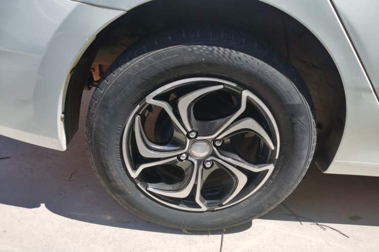 Used Hyundai Verna (older generation) 2014 1.4L Manual Smart GLS Trim Right Rear Wheel Hub