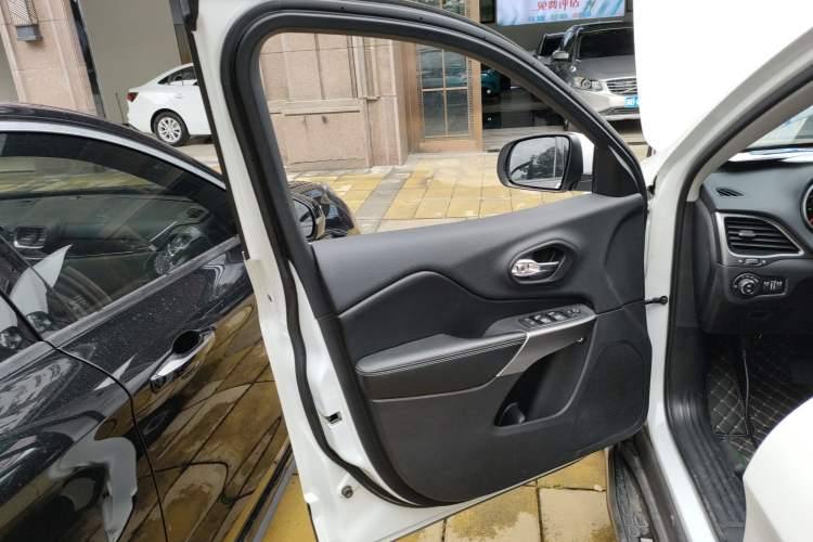 Used Jeep Cherokee 2020 2.0T Two-Wheel Drive Leading Edition