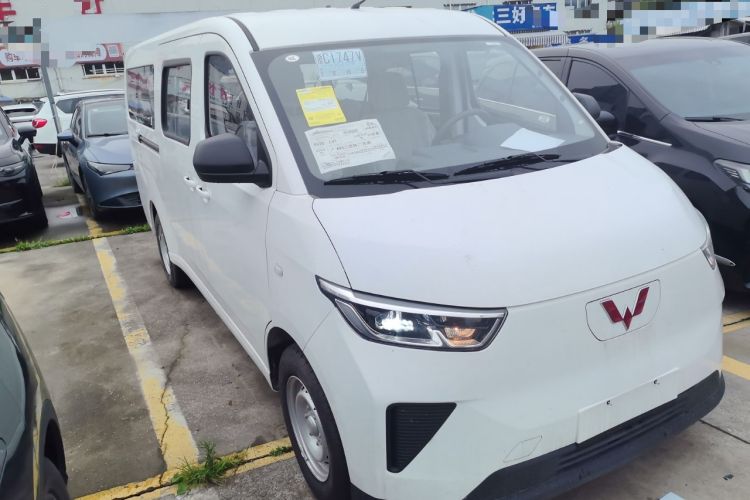 Used Wuling Yangguang 2024 300KM Comfort Version Passenger Van 75kW