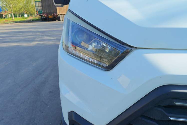 Used JMC Transit 2017 2.8T Commercial Version Short Wheelbase Mid-Roof 6/7/8-Seater JX493 Right Front Headlight