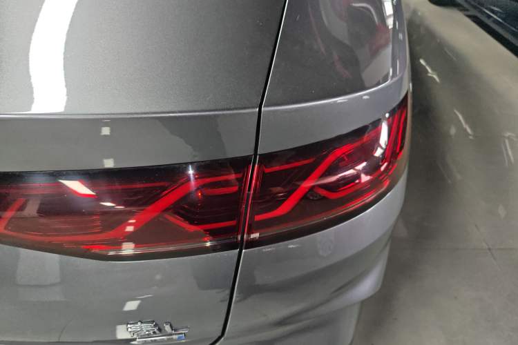 Used BYD Qin L 2025 DM-i Smart Drive 80KM Leading Model Right Rear Taillight