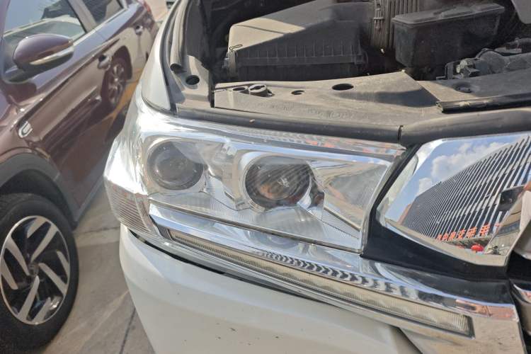Used Toyota Land Cruiser 2015 4.6L V8 Middle East Limited Edition Right Front Headlight