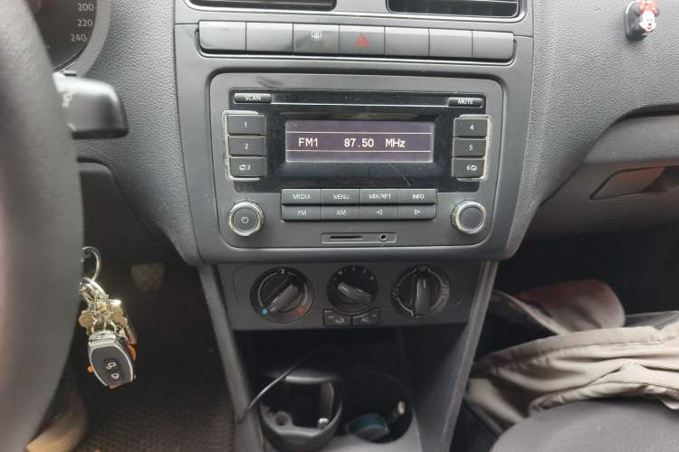Used Volkswagen Polo 2013 1.4L Manual Fashion Edition Audio And AC Panel