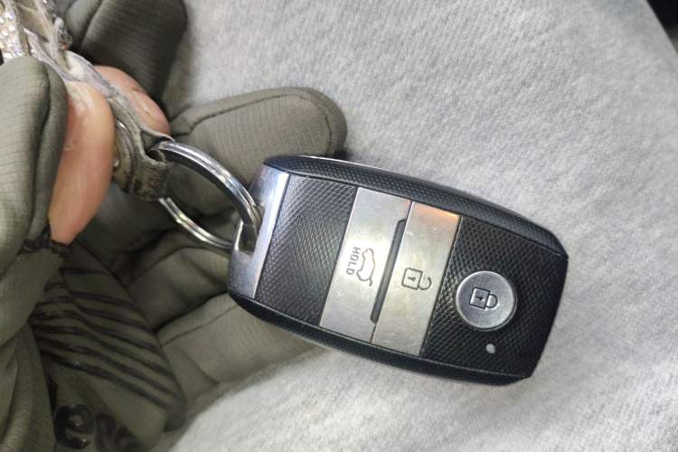 Used Kia Sorento 2013 2.4L 7-Seater Gasoline Luxury Version China IV Standard Vehicle Key