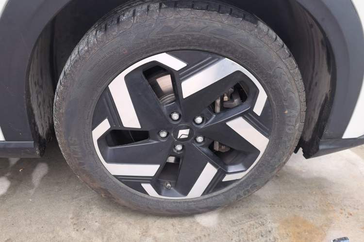 Used Baojun Yunhai 2024 600km Pure Electric Version Right Front Wheel Hub