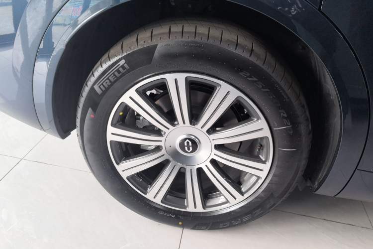 Used Hima AITO M8 2025 Model Pure Electric Max+ Six-Seat Four-Wheel-Drive Version Right Rear Wheel Hub