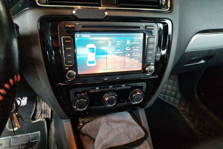 Used Volkswagen Sagitar 2015 1.6L Manual Comfort Model Audio And AC Panel