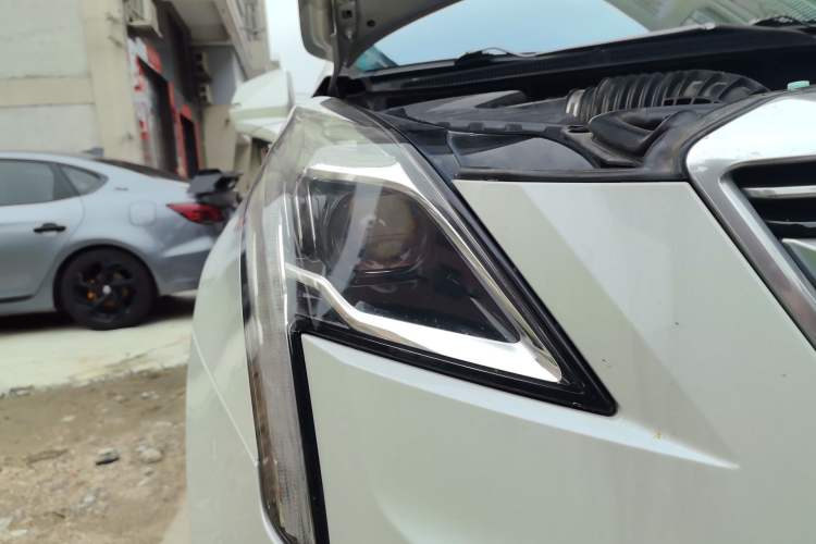 Used Cadillac XT5 2016 28T Four-Wheel Drive Luxury Model Right Front Headlight