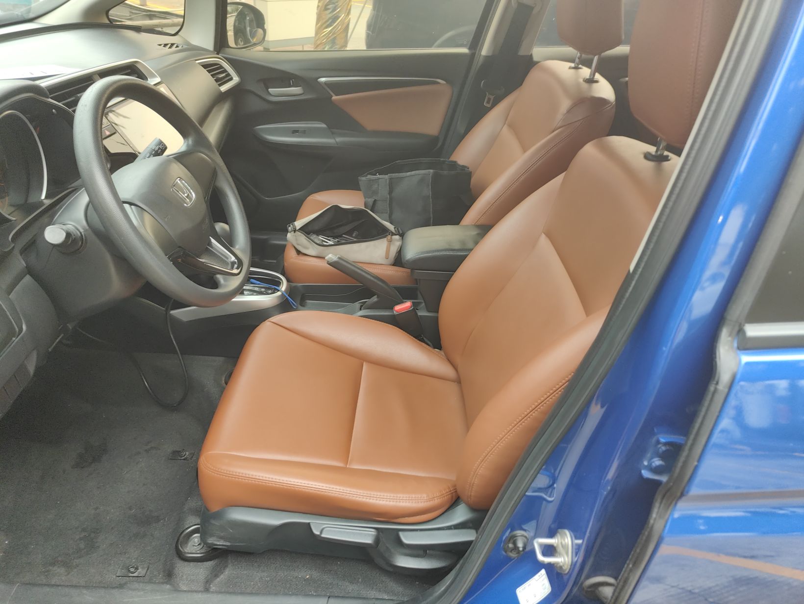 المقاعد الأمامية داخل السيارة