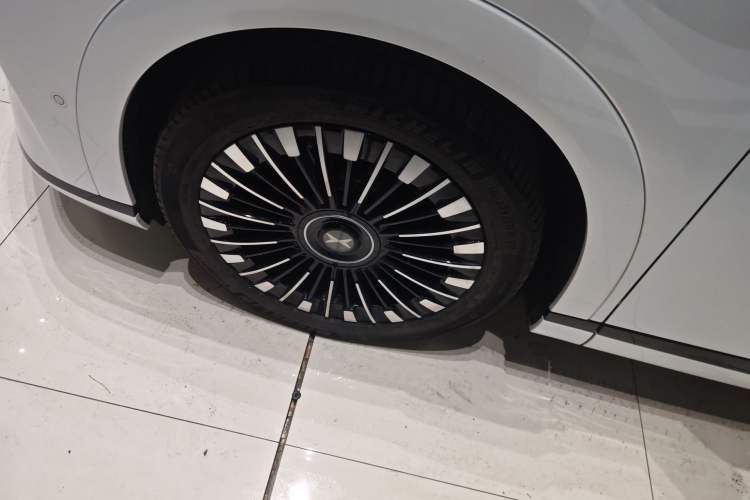 Used XPeng X9 2025 740 Ultra-Long Range Max Exterior 4