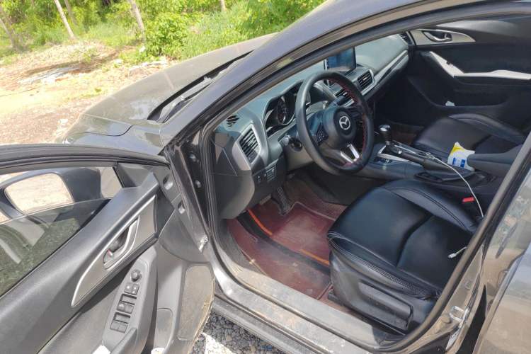 Used Mazda 3 Axela 2017 Sedan 1.5L Automatic Comfort Model Emission Standard China V
