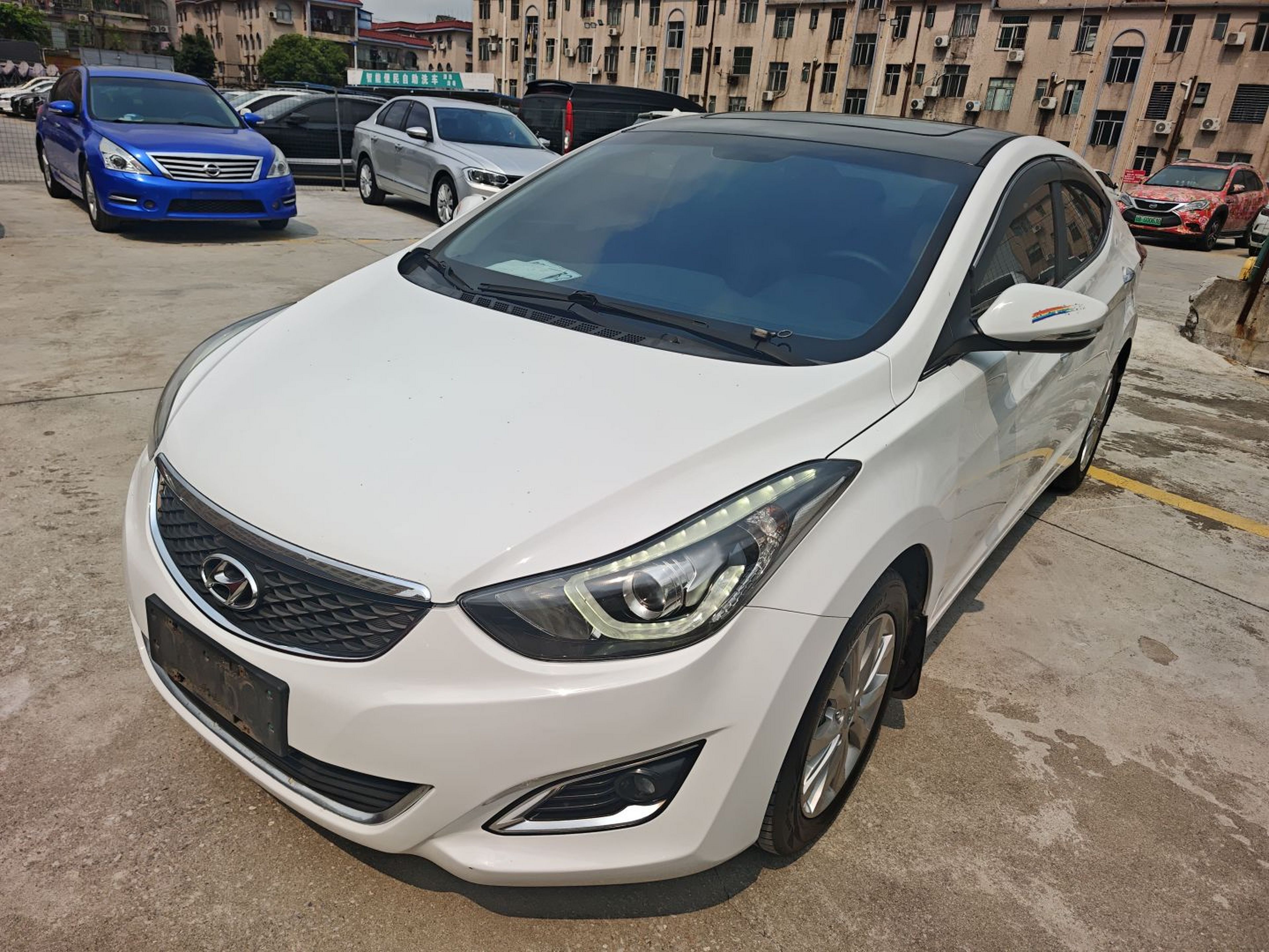 Под передней частью автомобиля