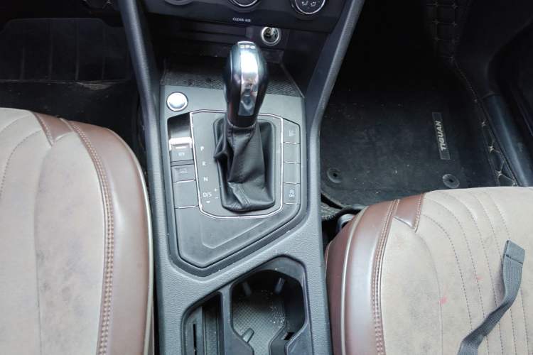 Used Volkswagen Tiguan L 2018 330TSI Automatic Two-Wheel Drive Luxury Edition Gear Lever