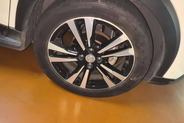 Used Nissan Kicks 2017 1.5L CVT Smart Drive Edition Right Front Wheel Hub