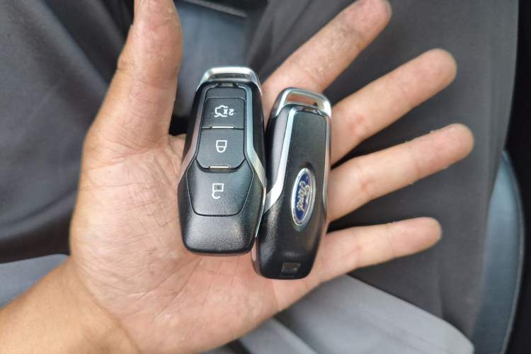 Used Ford Edge 2017 EcoBoost 245 Two-Drive Platinum Edition 5 Seats Vehicle Key