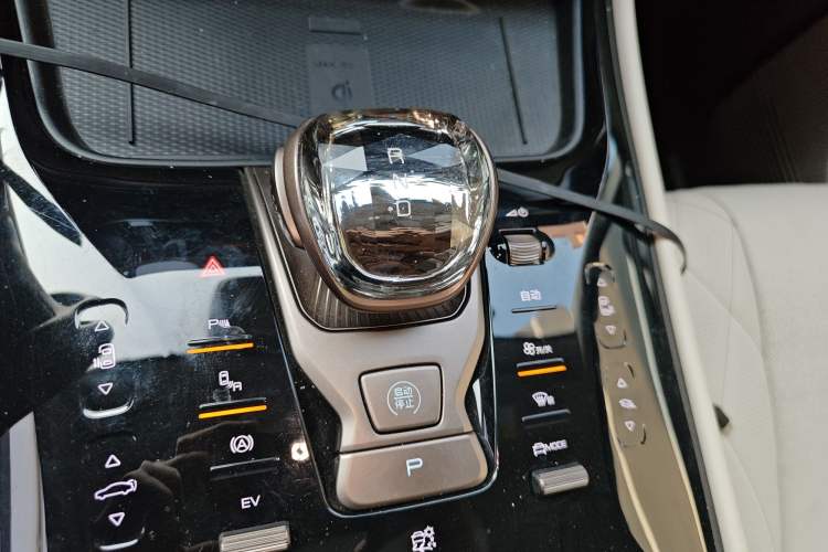 Used Denza D9 2023 DM-i 965 Luxury Model
