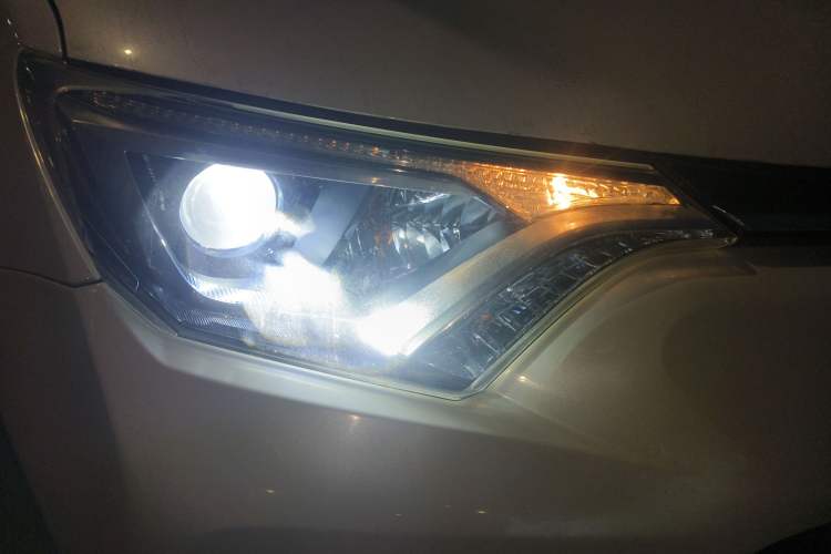 Used Toyota RAV4 2016 2.0L CVT Two-Wheel Drive Fashion Edition China V Standard