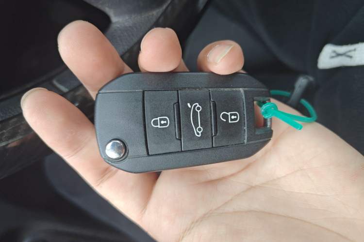 Used Peugeot 301 2014 1.6L Manual Comfort Edition Vehicle Key