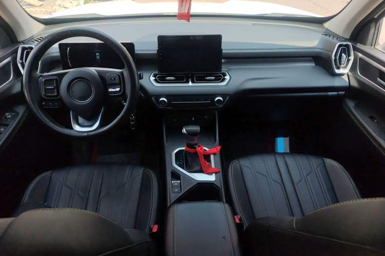 Used Great Wall King Kong Poer 2023 2.0T Automatic Diesel Two-Wheel-Drive Elite Version Flatbed GW4D20M Center Console