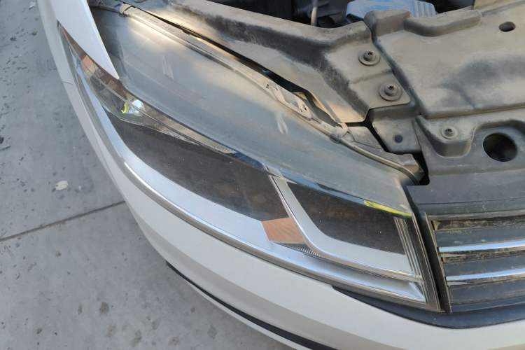 Used Volkswagen Santana 2016 1.6L Automatic Fashion Edition Right Front Headlight