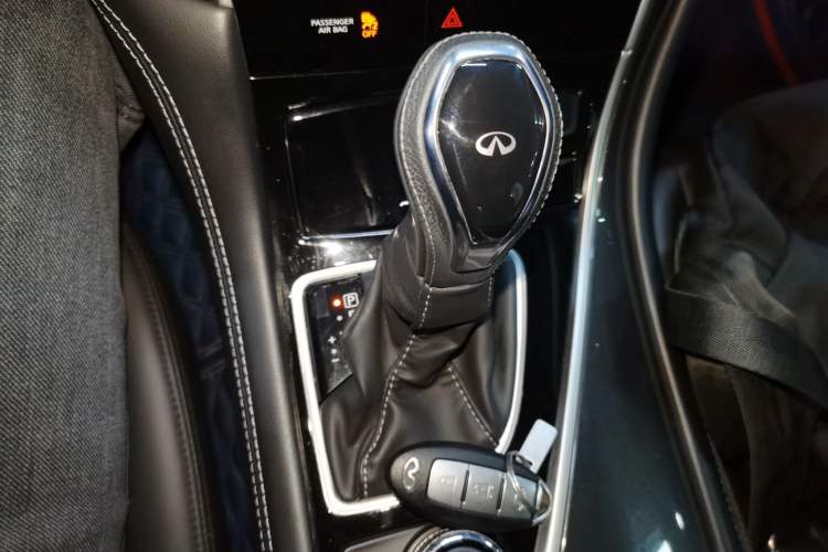 Used Infiniti Q50L 2018 2.0T Comfort Edition China VI Standard Gear Lever