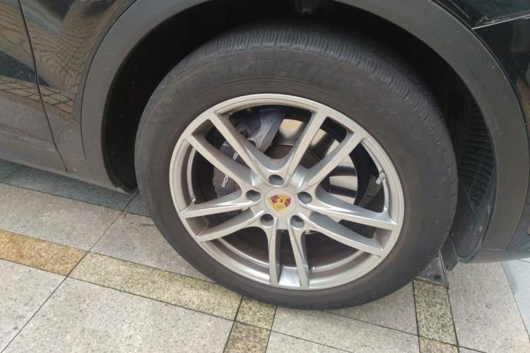 Used Porsche Cayenne 2019 Cayenne 3.0T Right Front Wheel Hub