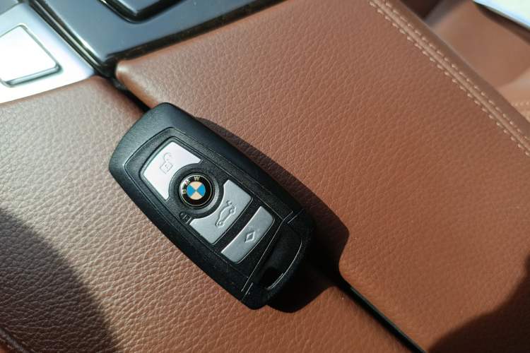 Used BMW 5 Series 2014 528Li Leading Model
