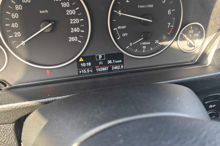 Used BMW 3 Series 2017 320Li Fashion Model Odometer Close Up