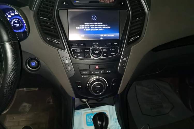 Used Hyundai Santa Fe Classic 2013 Facelift 3.0L 4x4 Comfort Edition with Navigation Euro IV compliant Audio And AC Panel