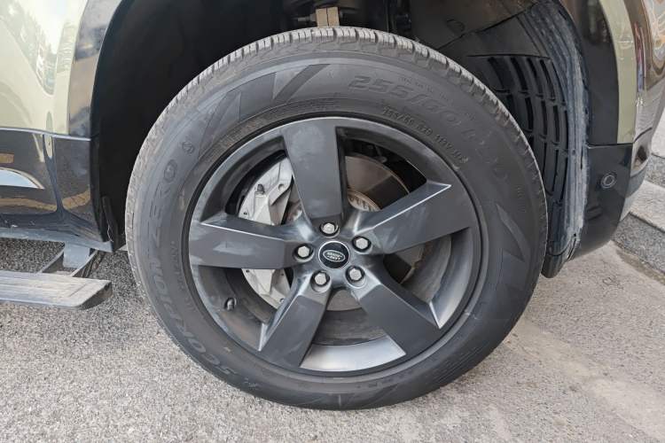 Used Land Rover Defender 2022 110 P400 X-DYNAMIC HSE Right Front Wheel Hub