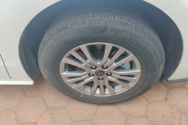 Used Toyota SIENNA 2021 2.5L Hybrid Comfort Edition Right Front Wheel Hub