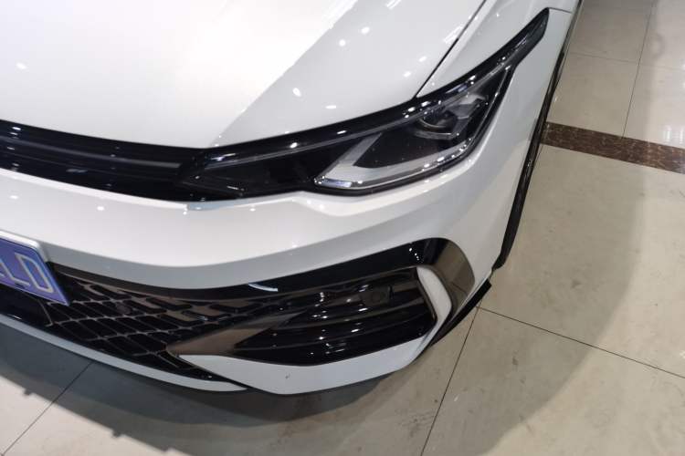 Used Volkswagen Golf 2025 300TSI R-Line
