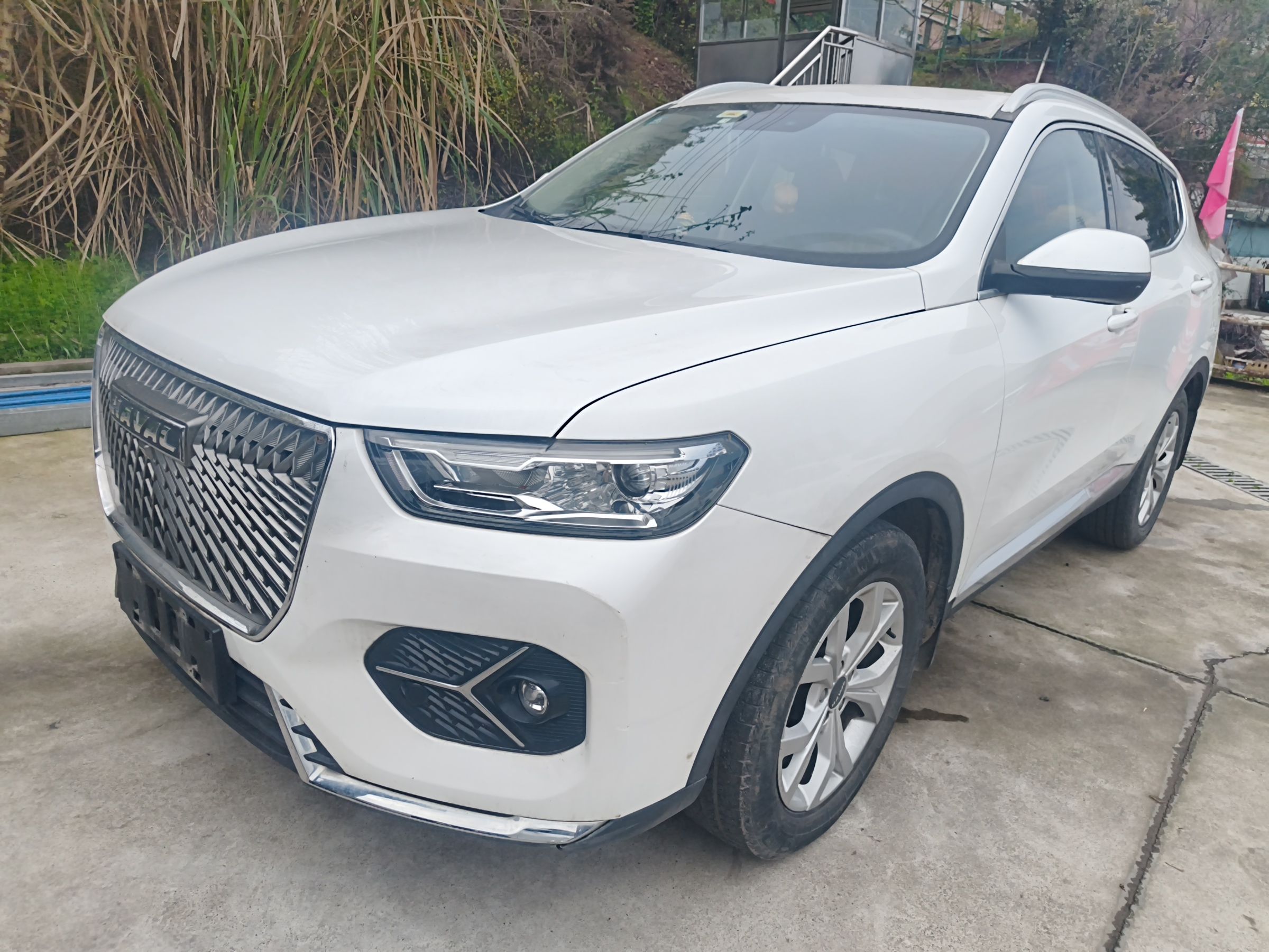 Под передней частью автомобиля