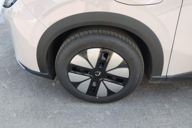 Used Wuling Bingo S 2025 Model 325km Deluxe Edition Left Front Wheel Hub