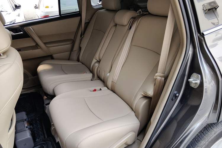 Used Toyota Highlander 2012 2.7L Two-Wheel Drive 7-Seater Elite Edition Left Rear Seat