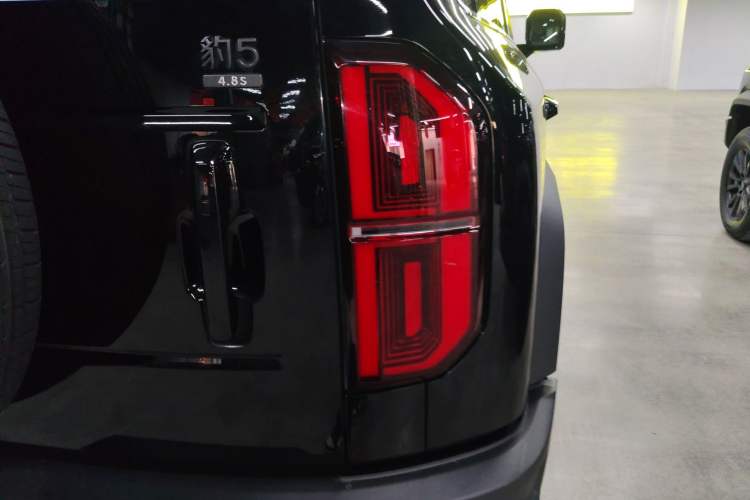 Used Formula Leopard 5 2023 Navigator Edition
