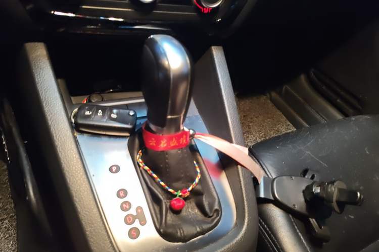 Used Volkswagen Sagitar 2014 Revised Version 1.6L Automatic Comfort Edition Gear Lever