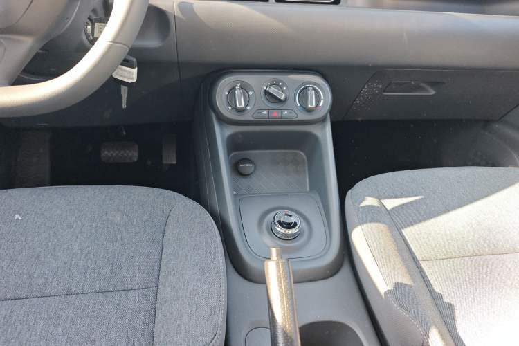 Used Wuling Hongguang New Energy 2025 Extended-Range Hybrid 50 km Utility Version Gear Lever