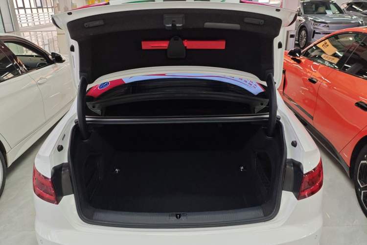 Used Audi A4L 2019 40 TFSI Fashion Edition China VI Emission Standard Trunk