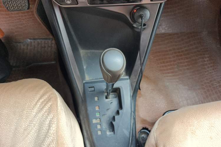 Used Toyota YARiS L Zhi Xuan 2015 1.5E Automatic Charm Edition Gear Lever