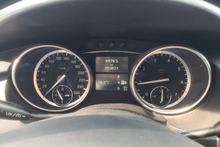 Used Mercedes-Benz R-Class 2014 R 320 4MATIC Business Model Odometer Close Up