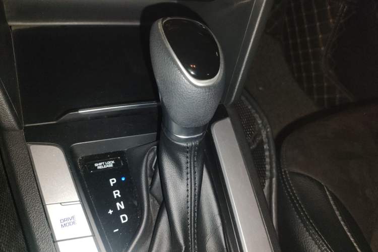 Used Hyundai Elantra (6th Generation / Lingdong) 2016 1.6L Automatic ZhiXuan – Elite Version Gear Lever