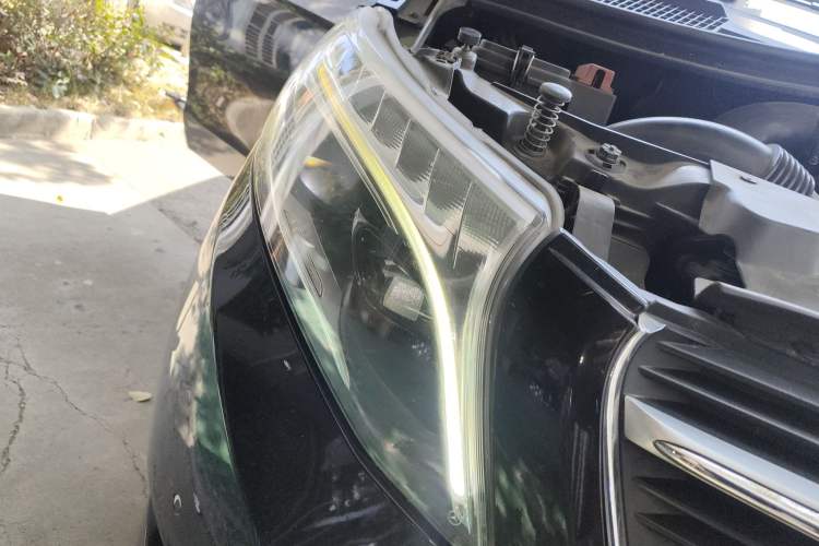 Used Mercedes-Benz V-Class 2016 V 260 L Prestige Extended Edition Right Front Headlight