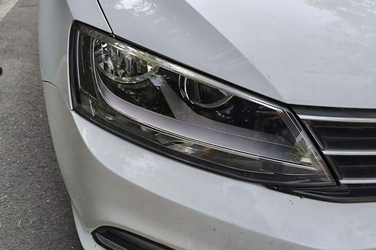 Used Volkswagen Sagitar 2015 230TSI Automatic Comfort Version Right Front Headlight