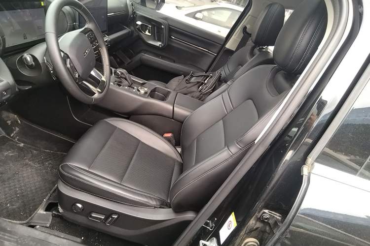 Used Haval H Dog 2023 2.0T Two-Wheel Drive Trendy Outdoor Edition Left Front Seat